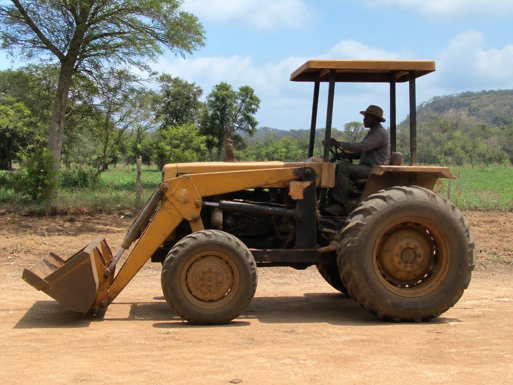 Tractor for hire in Bloemfontein photo 2
